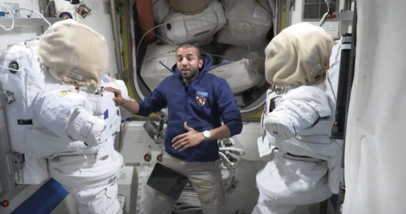 شاهد: رائد الفضاء الإماراتي ⁧‫"النيادي‬⁩" يشرح مواصفات بدل الحماية التي سينفذ بها مهمة السير في الفضاء بعد يومين