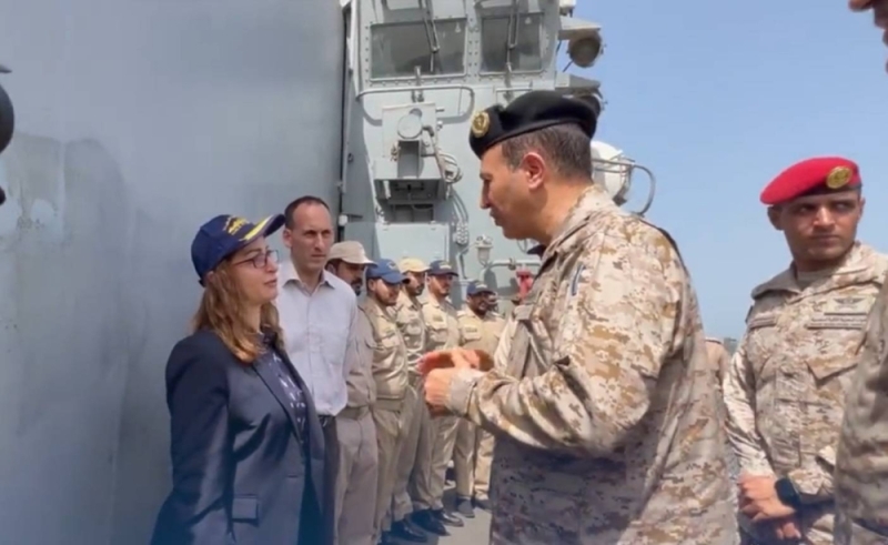 شاهد .. كيف رد قائد القوات البحرية الملكية "فهد الغفيلي" على سيدة أجنبية قادمة من السودان وجهت الشكر للمملكة