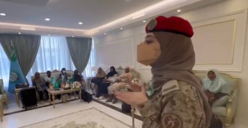 شاهد: كيف استقبلت مجندة سعودية سيدات من جنسيات متعددة قادمات من السودان