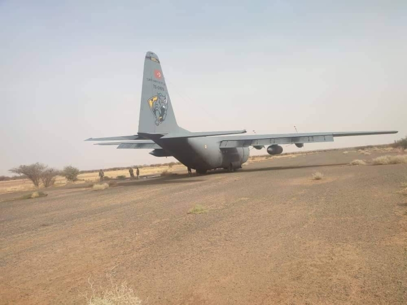 بالصور.. إصابة طائرة إجلاء تركية بإطلاق نار بعد استهدافها في السودان