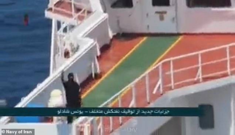 باستخدام طائرة  هليكوبتر …  شاهد : لحظة استيلاء  قوات إيرانية على ناقلة نفط كانت متجهة لأمريكا