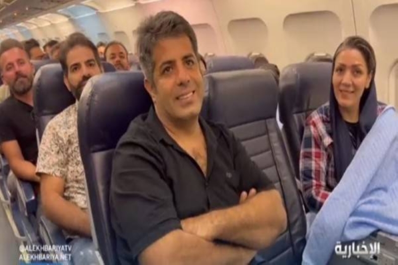 شاهد.. فرحة رعايا إيرانيين داخل الطائرة التي تقلهم إلى طهران من قاعدة الملك عبد الله الجوية