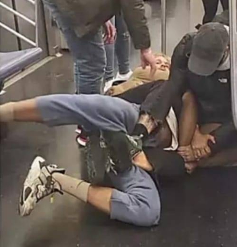 شاهد..   جندي أمريكي في "المارينز " يخنق مشرد أسود حتى الموت داخل قطار في نيويورك