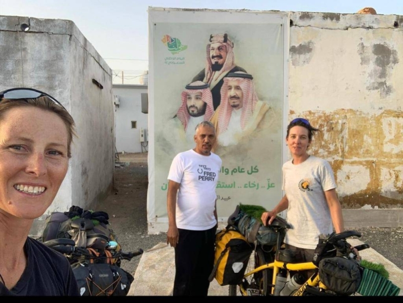 شاهد.. مواطن من قرية مستورة يوثق استضافته لرحالة أوروبيين على دراجة هوائية