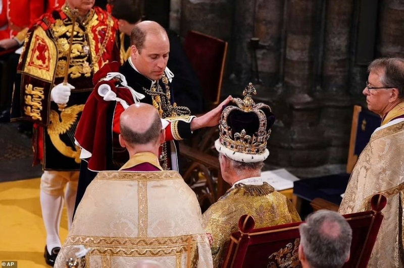 شاهد .. لحظة وضع التاج على رأس الملك تشارلز الثالث