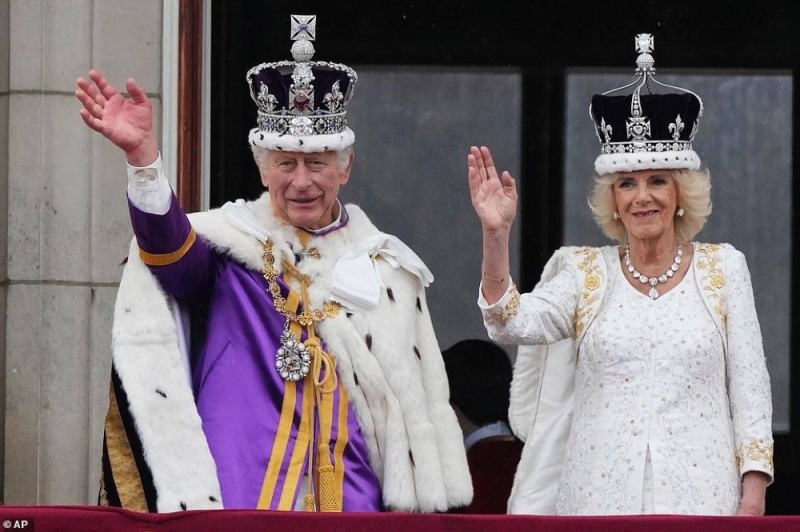 شاهد.. لحظة ظهور الملك تشارلز في شرفة قصر باكنجهام بعد تتويجه رسميًا ملكًا لبريطانيا