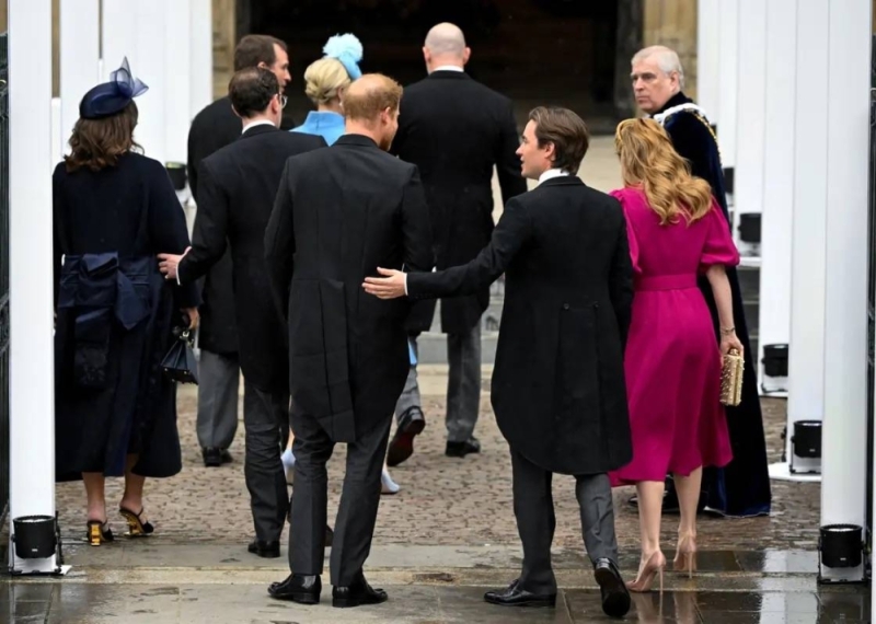 وصل وحيدا .. شاهد: الأمير هاري يظهر من ضمن المدعوين  في مراسم تتويج والده الملك تشارلز الثالث