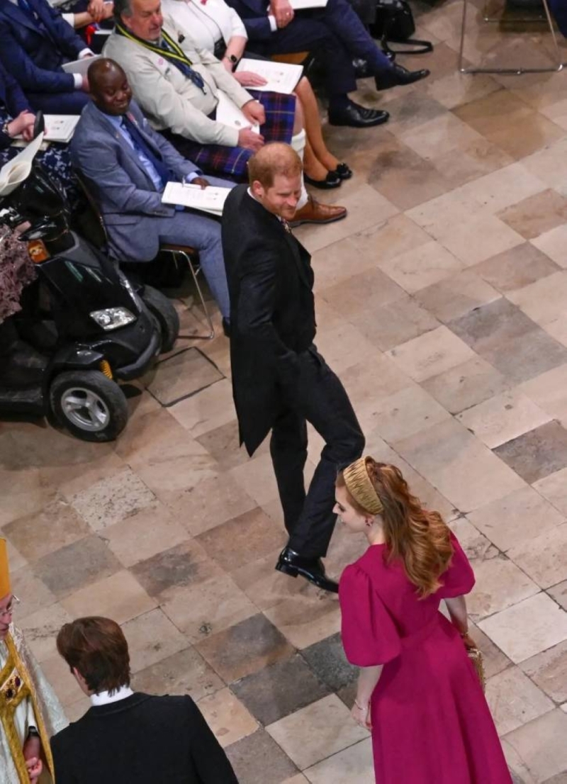 وصل وحيدا .. شاهد: الأمير هاري يظهر من ضمن المدعوين  في مراسم تتويج والده الملك تشارلز الثالث