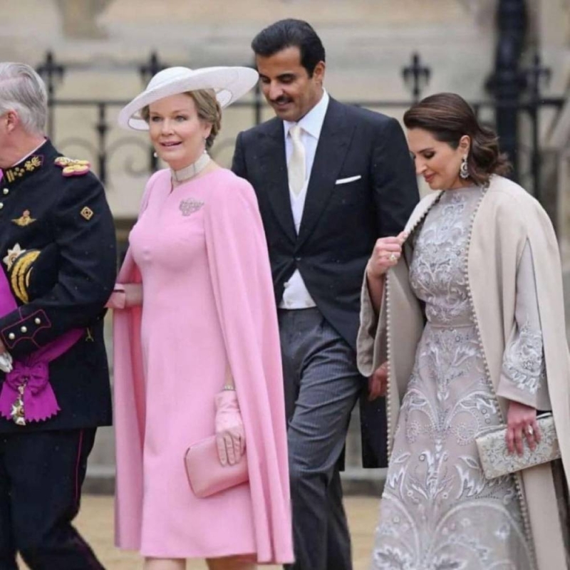 ‏شاهد :  أمير قطر وحرمه ‏الشيخة جواهر بنت حمدآل ثاني أثناء حضور مراسم تتويج الملك تشالز