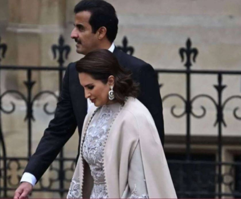 ‏شاهد : أمير قطر وحرمه ‏الشيخة جواهر بنت حمدآل ثاني أثناء حضور مراسم تتويج الملك تشالز