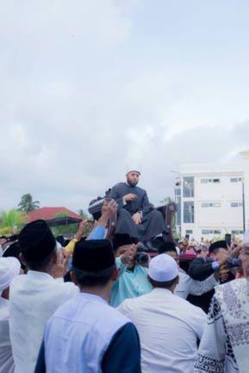 شاهد .. مستشار السيسي للشؤون الدينية  محمولا على الأكتاف أثناء إلقائه كلمة في إندونيسيا