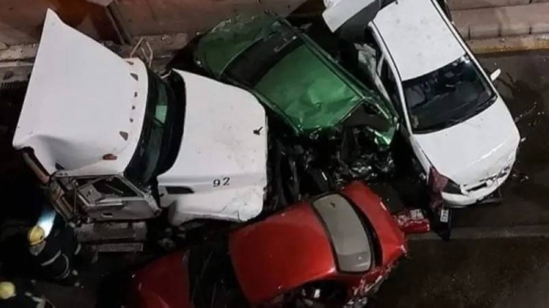 حادث مروع  .. شاهد : شاحنة مسرعة تصطدم فجأة  في سيارات متوقفة داخل نفق مظلم في الأردن
