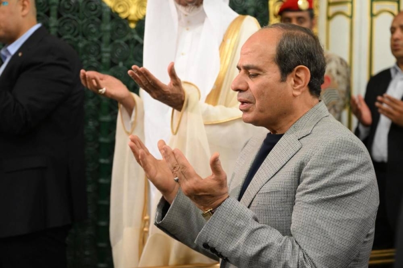 شاهد: لحظة تأثر الرئيس المصري " عبد الفتاح السيسي "  أثناء زيارته للمسجد النبوي