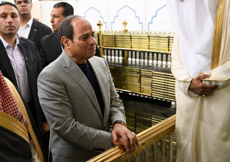 شاهد: لحظة تأثر الرئيس المصري " عبد الفتاح السيسي "  أثناء زيارته للمسجد النبوي