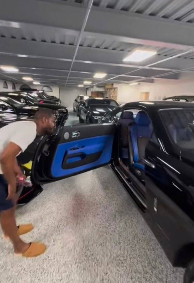 شاهد: الملاكم الأمريكي الشهير "فلويد مايوذر" يستعرض أسطوله من السيارات الفارهة