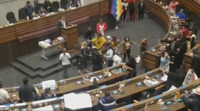 شاهد : "شد شعر وضرب" بين نائبات خلال جلسة داخل البرلمان البوليفي