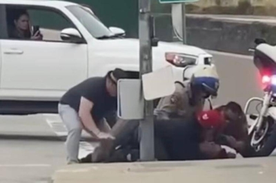 شاهد: شرطي أمريكي يتعرض للضرب على يد شخص وسط طريق عام في كاليفورنيا