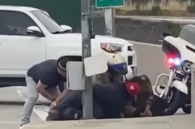 شاهد: شرطي أمريكي يتعرض للضرب على يد شخص وسط طريق عام في كاليفورنيا