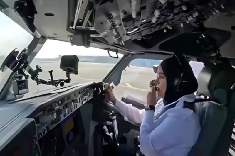 شاهد.. أول امرأة عمانية تقود طائرة ركاب بوينغ "737" تقلع من مطار دبي