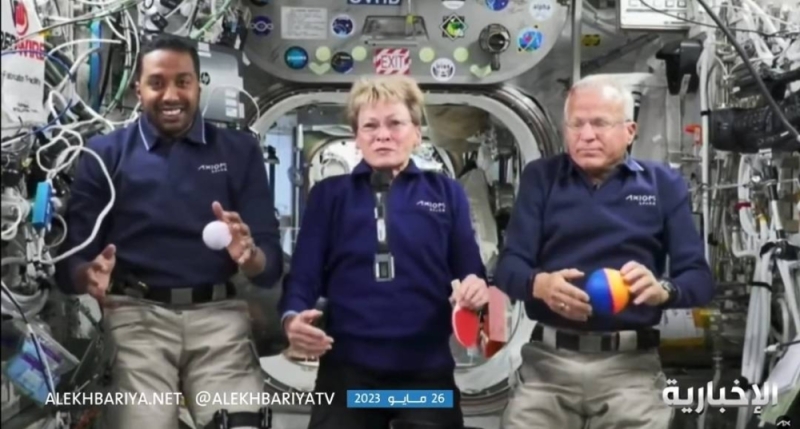 شاهد.. رائد الفضاء "علي القرني " يلعب بالكرة داخل محطة الفضاء الدولية