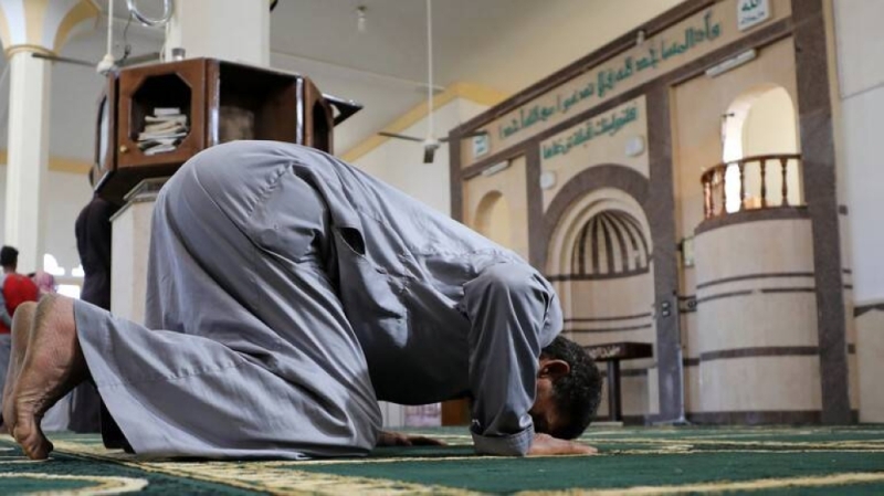 إعلامي مصري يهاجم  قرار إلزام المساجد بـ "الصلاة على النبي" لمدة 5 دقائق بعد صلاة الجمعة