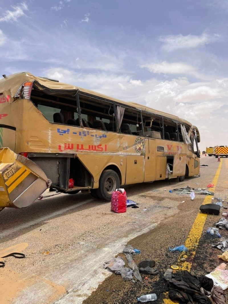بالصور .. انقلاب حافلة ووفاة وإصابة 29 راكبا على طريق نجران