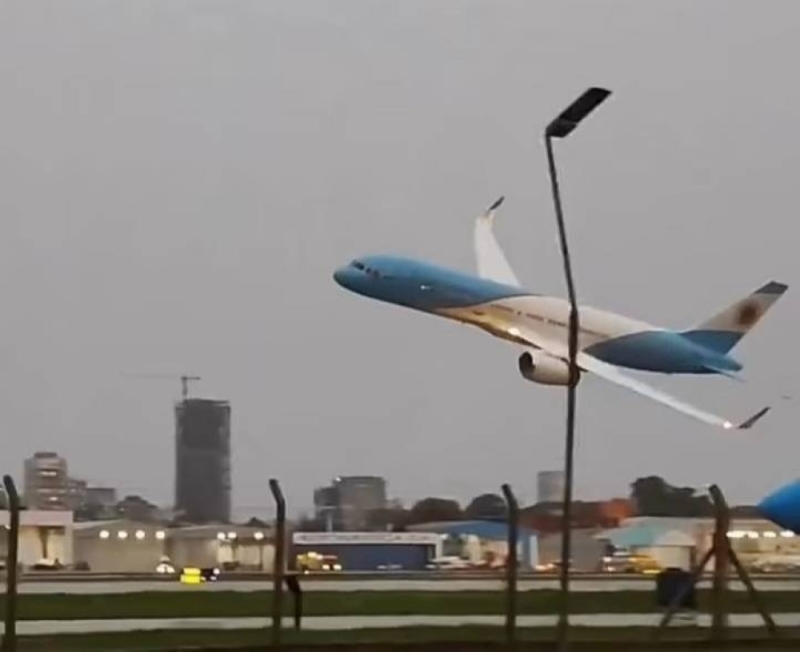 شاهد: طيار يُنفذ مناورة خطيرة بطائرة رئاسية في الأرجنتين