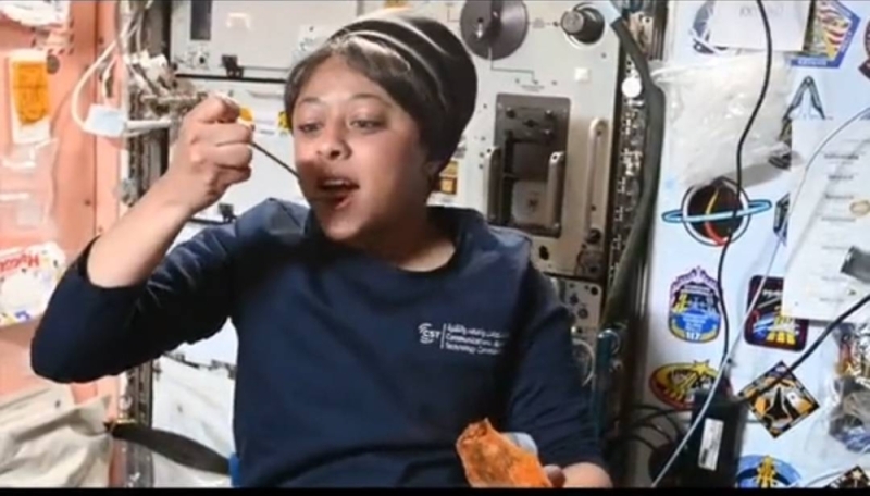 شاهد .. ريانة برناوي تنشر فيديو جديد أثناء تناولها وجبة الغداء في محطة الفضاء الدولية