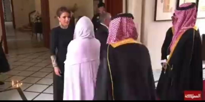 شاهد .. استقبال ملك الأردن وزوجته الملكة رانيا لأسرة رجوة آل سيف عروس ولي العهد الأردني