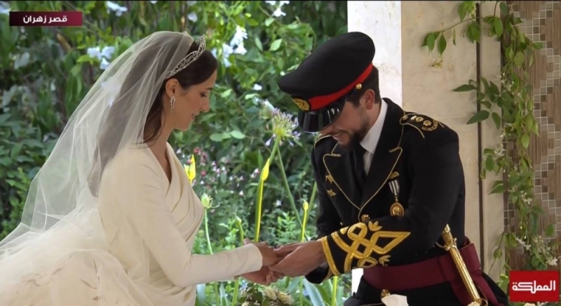 شاهد: ولي عهد الأردن الأمير الحسين والآنسة رجوة السيف يتبادلان خواتم الزواج