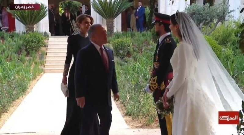 شاهد: لحظة استقبال ولي العهد الأردني ورجوة السيف التهاني بزفافهما