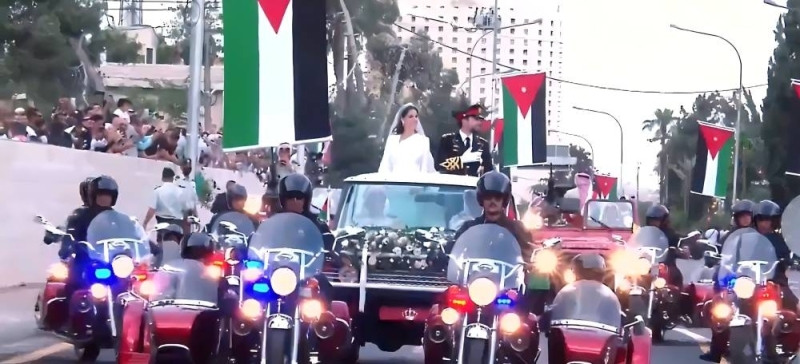 "الدراجات النارية  تلتف من حوله " شاهد: موكب ولي العهد الأردني وزوجته رجوة آل سيف في  شوارع عمان