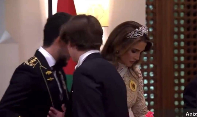 شاهد.. ردة فعل ولي عهد الأردن وشقيقه بعد سقوط حقيبة والدتهما "الملكة رانيا" خلال حفل الزفاف تثير تفاعلا