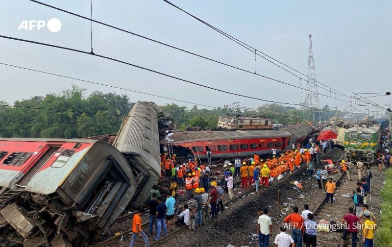 شاهد.. تصادم 3 قطارات في الهند ووفاة وإصابة المئات