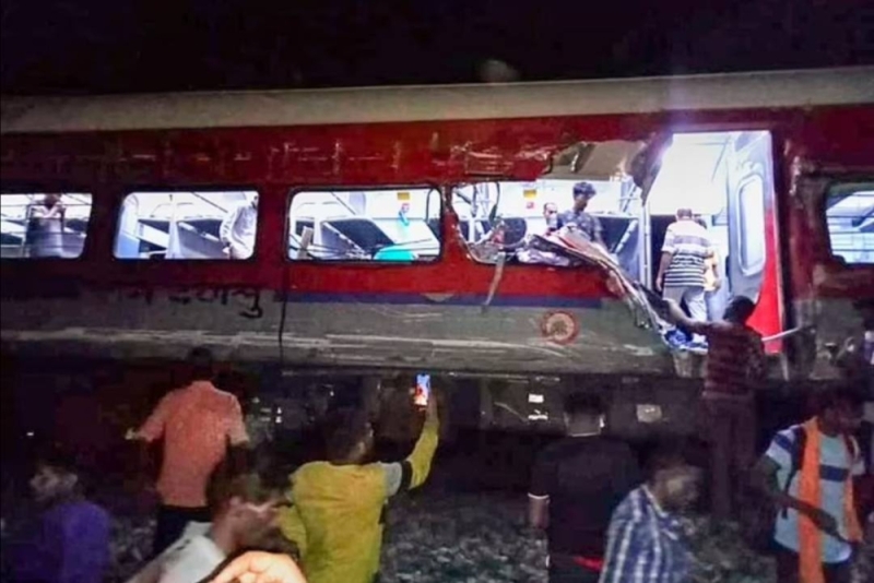 شاهد.. تصادم 3 قطارات في الهند ووفاة وإصابة المئات