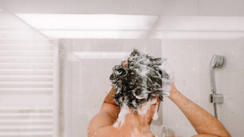 طبيب يكشف عن العدد الأمثل لغسل الشعر في الأسبوع لمنع تساقطه