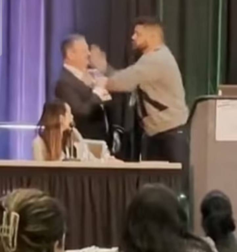 شاهد.. شخص يعتدي على طبيب ويصفعه على وجهه أثناء مؤتمر طبي في أمريكا بسبب ما فعله مع زوجته