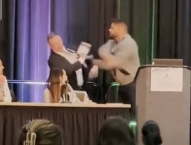 شاهد.. شخص يعتدي على طبيب ويصفعه على وجهه أثناء مؤتمر طبي في أمريكا بسبب ما فعله مع زوجته