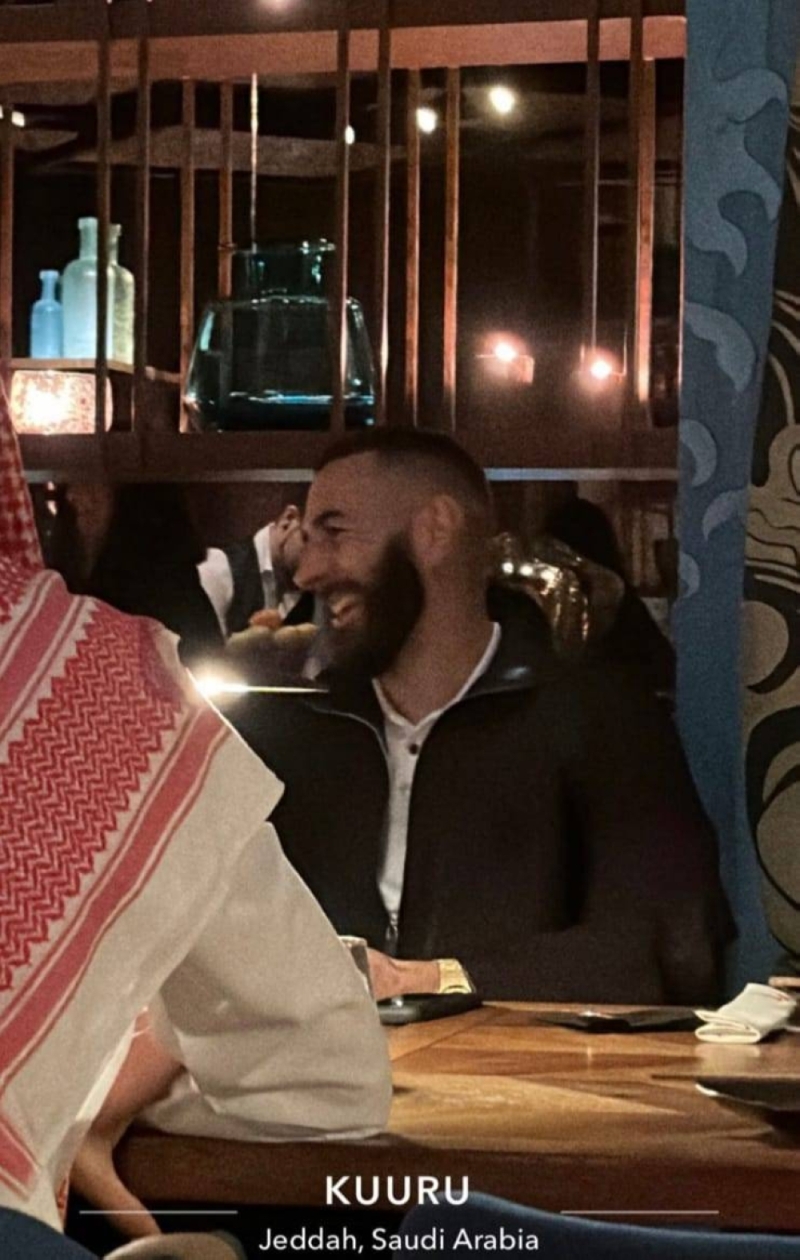 شاهد.. أحدث ظهور ل "كريم بنزيما" برفقة وزير الرياضة داخل مطعم في جدة