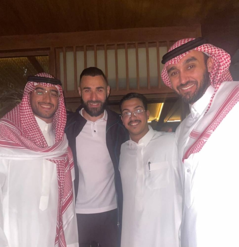 شاهد.. أحدث ظهور ل "كريم بنزيما" برفقة وزير الرياضة داخل مطعم في جدة