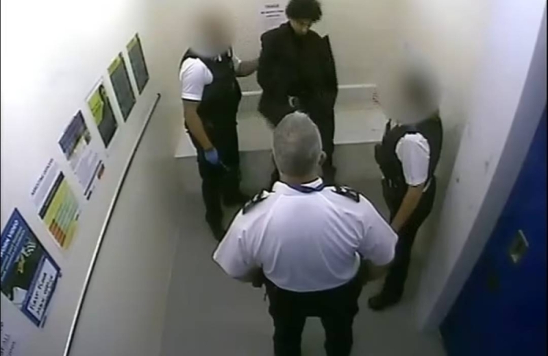 شاهد: متهم يطلق النار على ضابط بريطاني أثناء احتجازه في سجن جنوب لندن