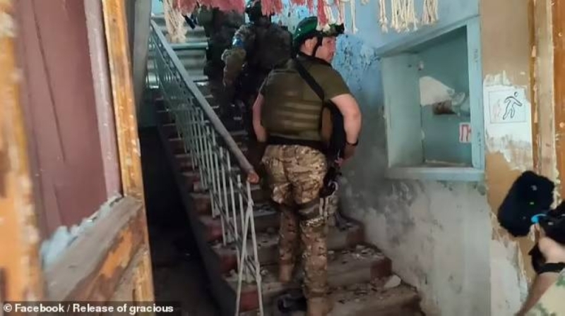 شاهد .. الجيش الأوكراني يعلن استعادة بلدة محتلة من قبل الجيش الروسي ويأسر عددا من جنوده