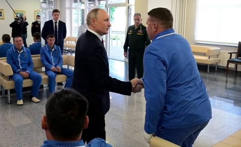 وضعه في موقف محرج  .. شاهد: ردة فعل بوتين تجاه وزير دفاعه أثناء لقاء المصابين في حرب أوكرانيا