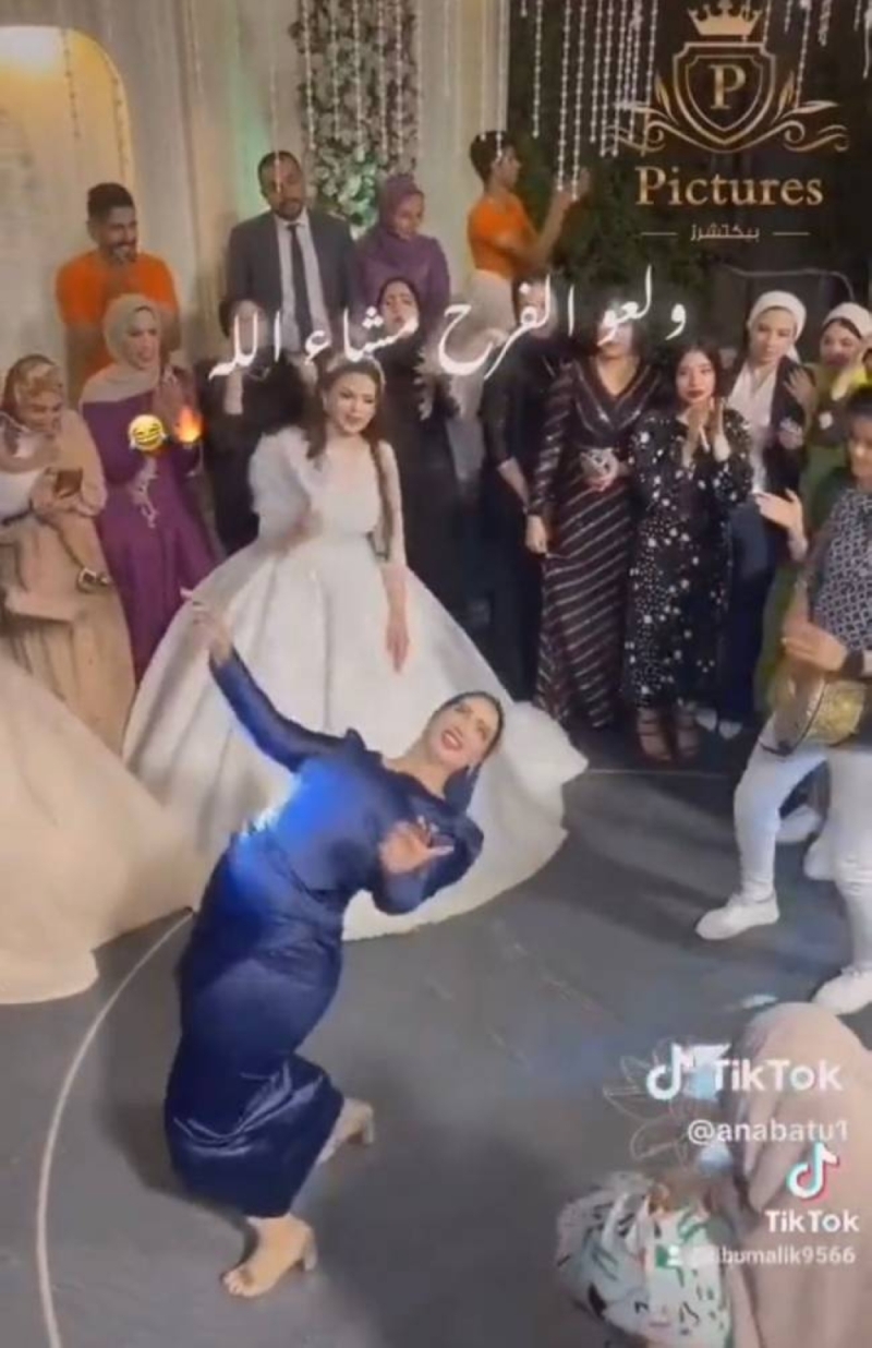 مصر.. شاهد: امرأة ترقص شرقي في زفاف صديقتها وتثير ضجة واسعة