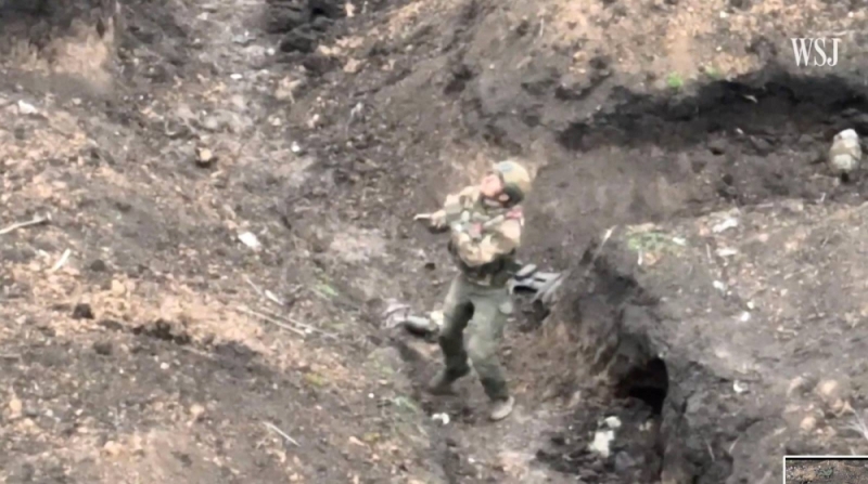 شاهد.. جندي روسي يستسلم لطائرة مسيرة أوكرانية في ساحة معركة باخموت