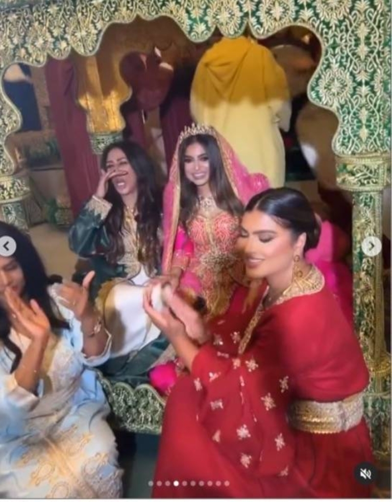 شاهد.. شذى سبت ترتدي القفطان المغربي  بـ"حنة" زفافها على شاب كويتي 
