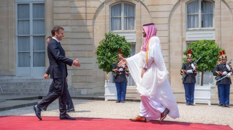 شاهد .. لحظة وصول ولي العهد الأمير محمد بن سلمان إلى قصر الإليزيه وفي استقباله الرئيس الفرنسي ماكرون