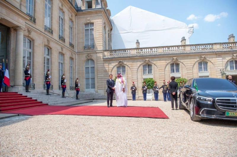 شاهد .. لحظة وصول ولي العهد الأمير محمد بن سلمان إلى قصر الإليزيه وفي استقباله الرئيس الفرنسي ماكرون