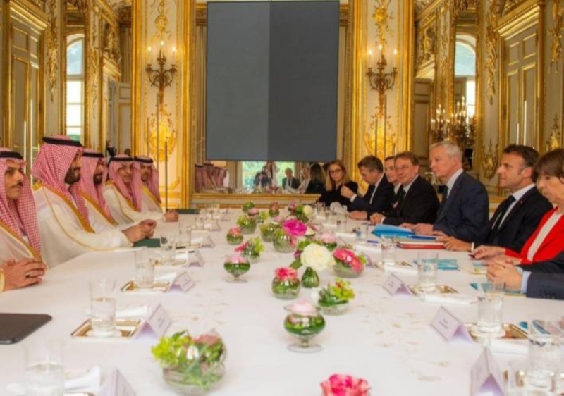 شاهد : ولي العهد  والرئيس الفرنسي يعقدان اجتماعًا ثنائيًا موسعًا  في قصر الإليزيه بالعاصمة باريس