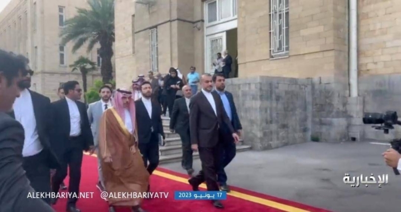 شاهد.. لحظة مغادرة الأمير فيصل بن فرحان مبنى الخارجية الإيرانية للقاء الرئيس الإيراني